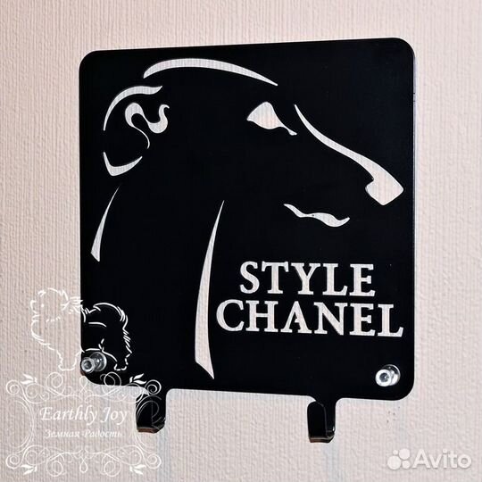 Вешалка Акита из металла (ключница)