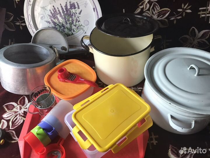 Подносы и др кухонная утварь