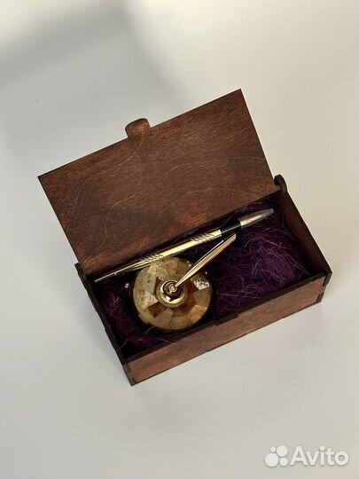 Ручка новая на подставке из янтаря