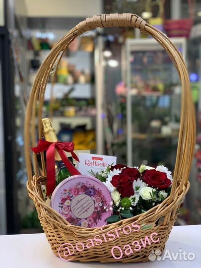 Букет из конфет, живых цветов, зелени