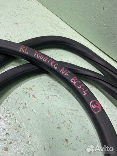 Уплотнитель двери задний левый Volkswagen Touareg