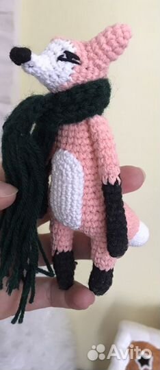 Интерьерная игрушка «Лисенок в шарфике»