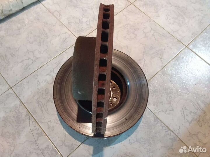 Передние тормозные диски на а/м Мерседес 140