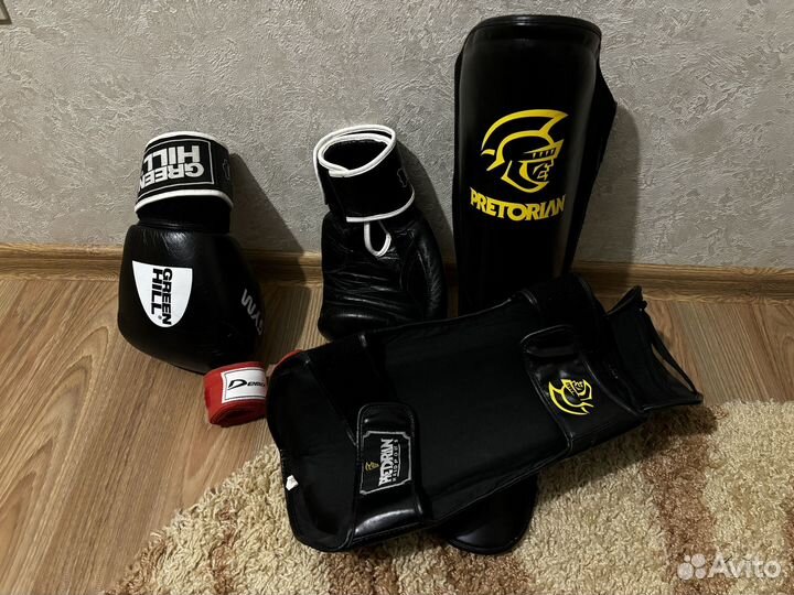 Боксерские перчатки, бинты и защита на ноги