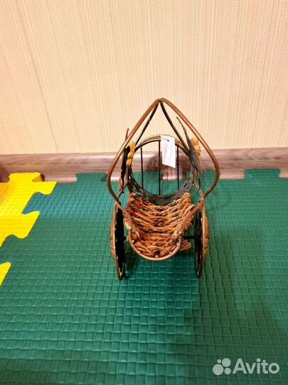 Декоративная подставка под бутылку вина