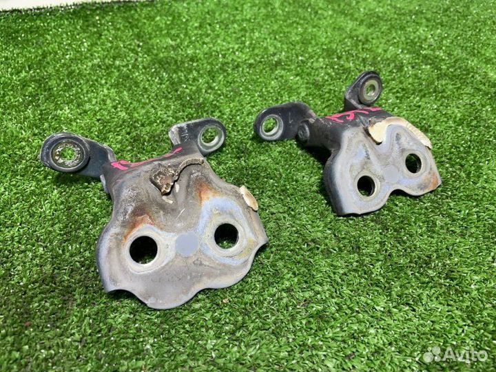 Петля двери передняя левая Toyota Land Cruiser