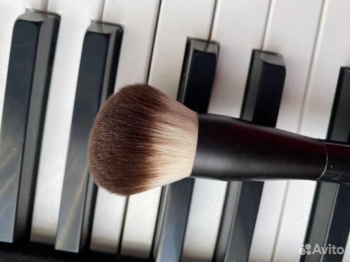 Кисть nyx для пудры и румян