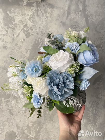 Композиция из искусственных цветов