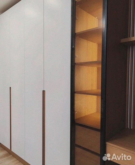 Шкаф распашной встроенный