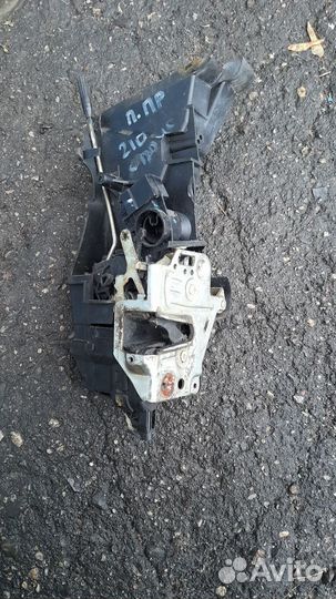 Замок двери мерседес 210