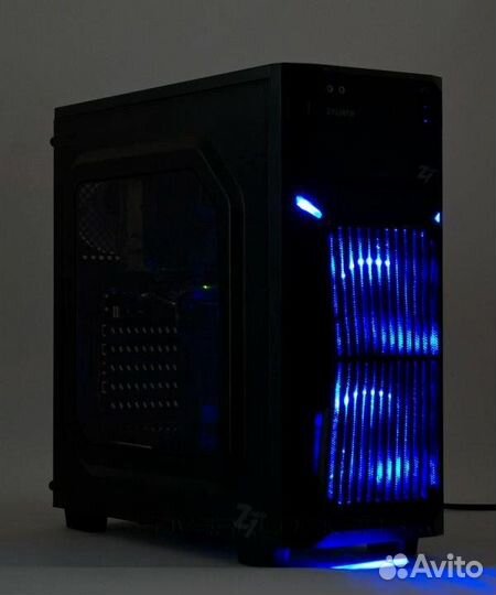 Игровой компьютер с монитором и клавиатурой