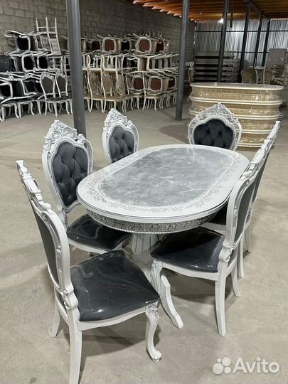 Стол и стулья