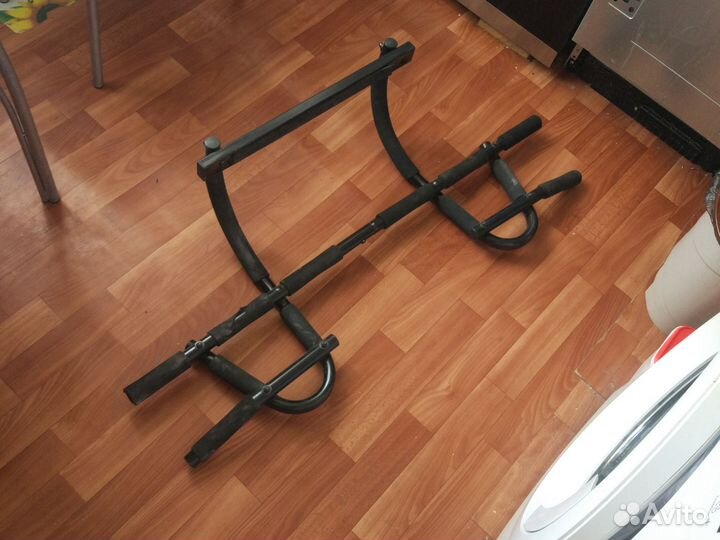 Турник наддверный