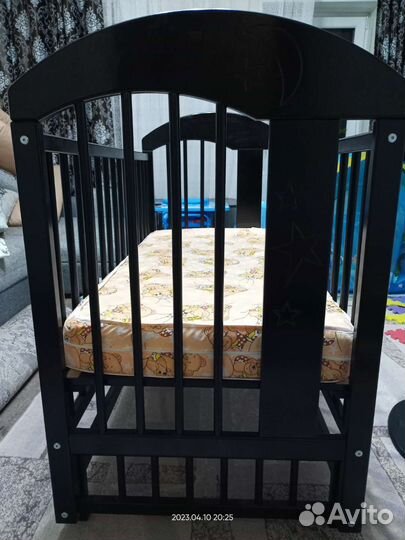 Детская кроватка с маятником