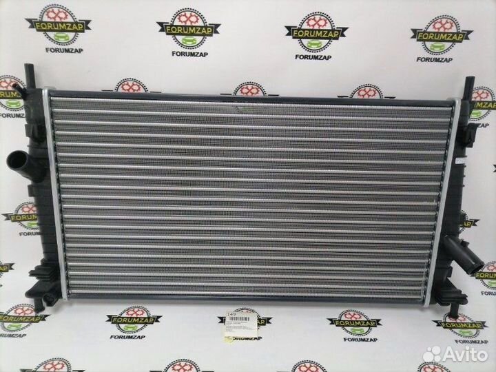 Радиатор охлаждения двигателя Ford Focus 2004-2008