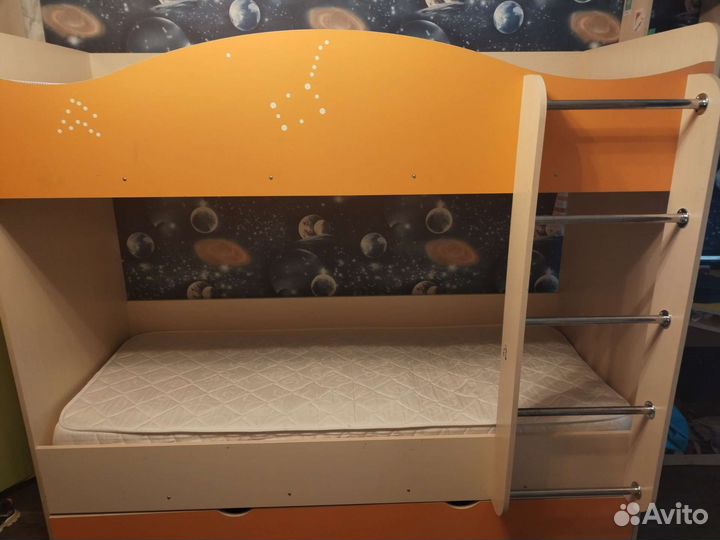 Двухъярусная кровать