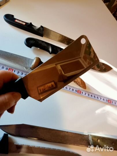 Ножи кухонные разные.Льняная скатерть