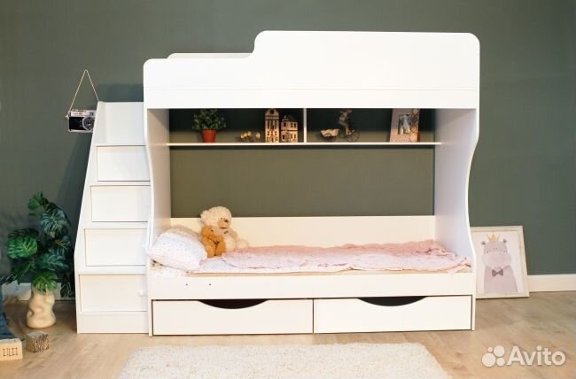 Двухъярусная кровать с лестницей-стеллаж