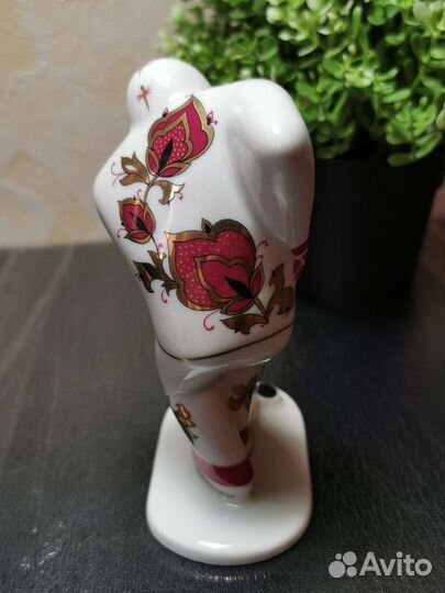 Фарфоровая фигура Хоккеист, спорт а-ля рус