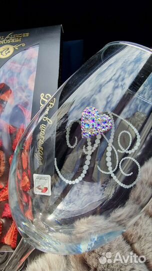 Бокал с инициалами стразами