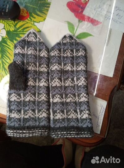 Варежки и носки вязаные. Подарки