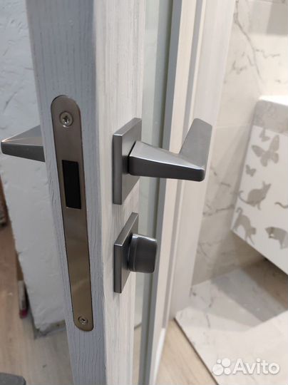 Дверная фурнтиура и двери в наличии