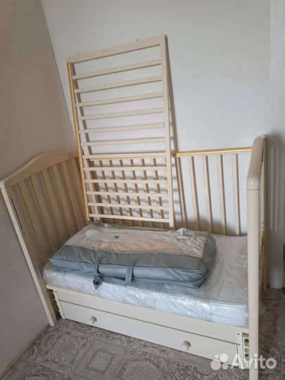 Детская кроватка с маятником и ящиком