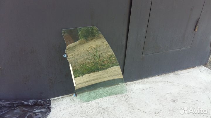 Продам стекло правой передней двери toyota yaris