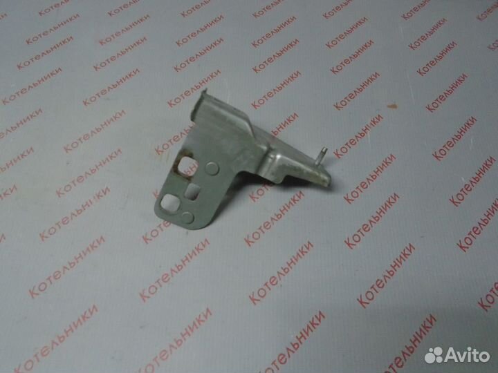 Nissan 62293-BV030 Кронштейн левый