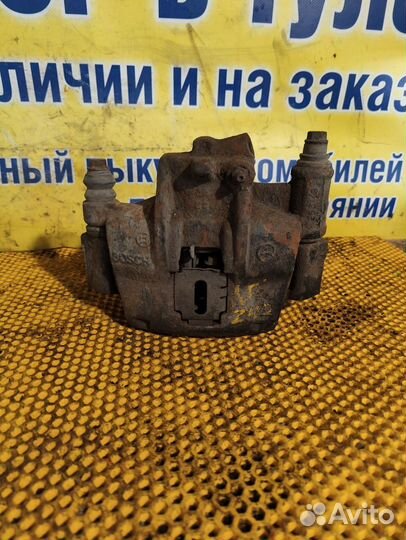 Суппорт передний левый Mercedes-Benz Vito 110D