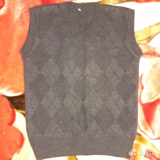 Костюм тройка на мальчика 10-11 лет