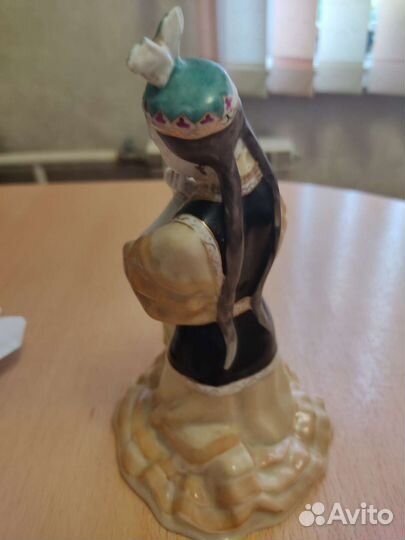 Статуэтка фарфор