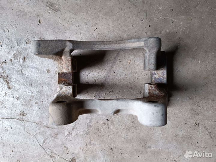 Скоба заднего левого суппорта VW Tiguan