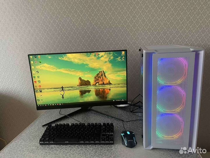 Игровой компьютер с монитором и клавиатурой