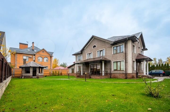 Коттедж 400 м² на участке 10 сот.