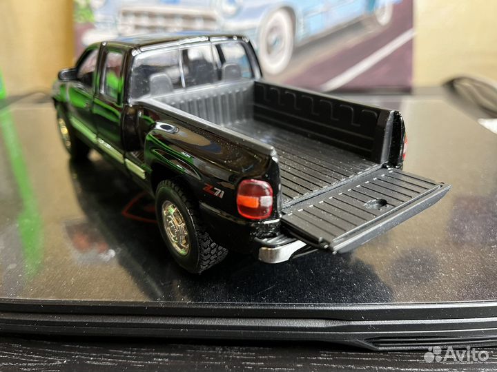 Модель Chevrolet Silverado 1:24