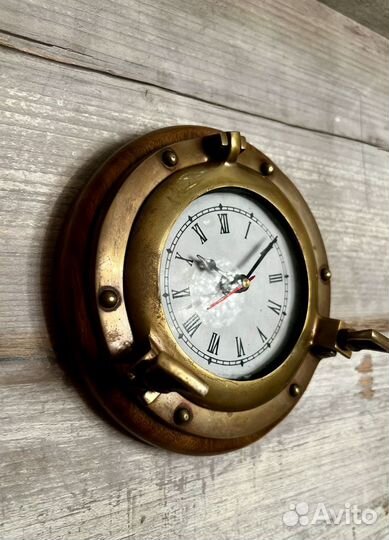 Часы в иллюминаторе