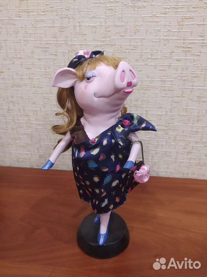 Статуэтка Свинка в платье