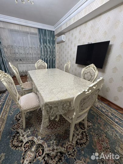 Стол со стульями в гостинную