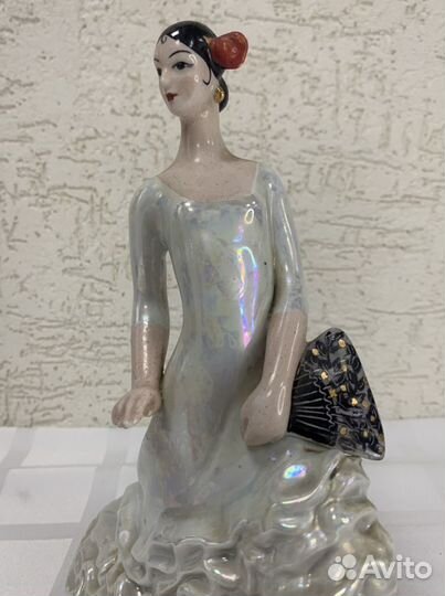 Статуэтка фарфоровая