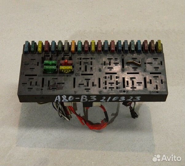 Блок предохранителей Audi 80 B3