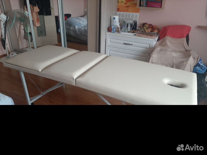 Новая добротная массажная кушетка