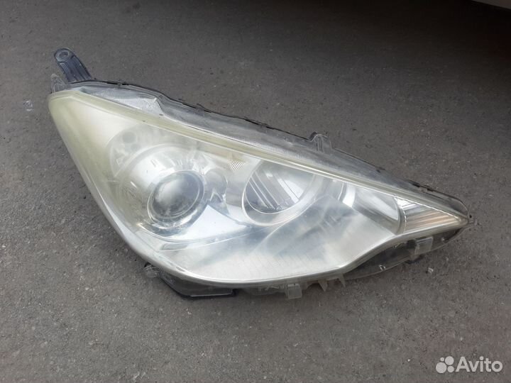Фара передняя правая Toyota aqua