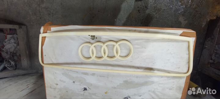 Рамка решётки радиатора и значок