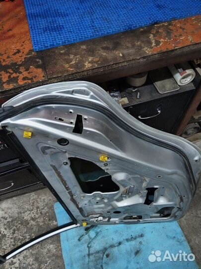 Задняя правая дверь Mitsubishi carisma седан рест