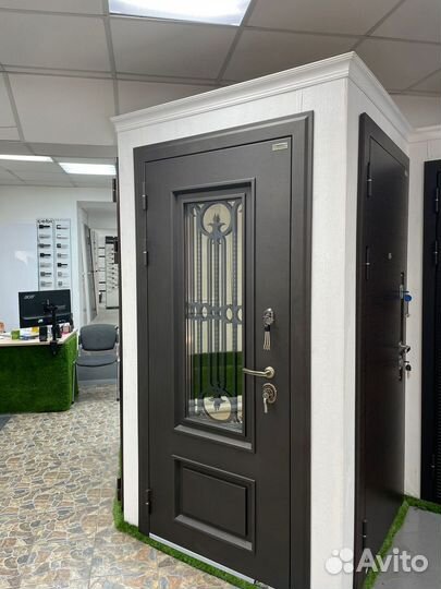 Дверь уличная со стеклом