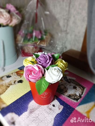 Розы в кашпо