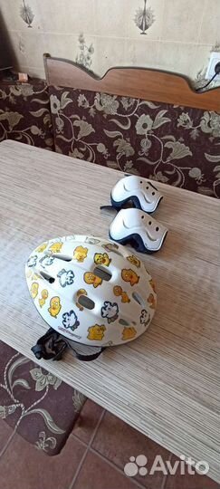 Защитный шлем и наколенники