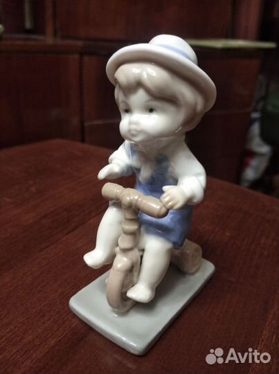 Фарфоровая статуэтка Мальчик на велосипеде