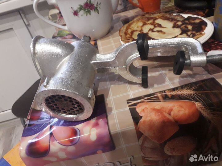 Мясорубка ручная чугунная